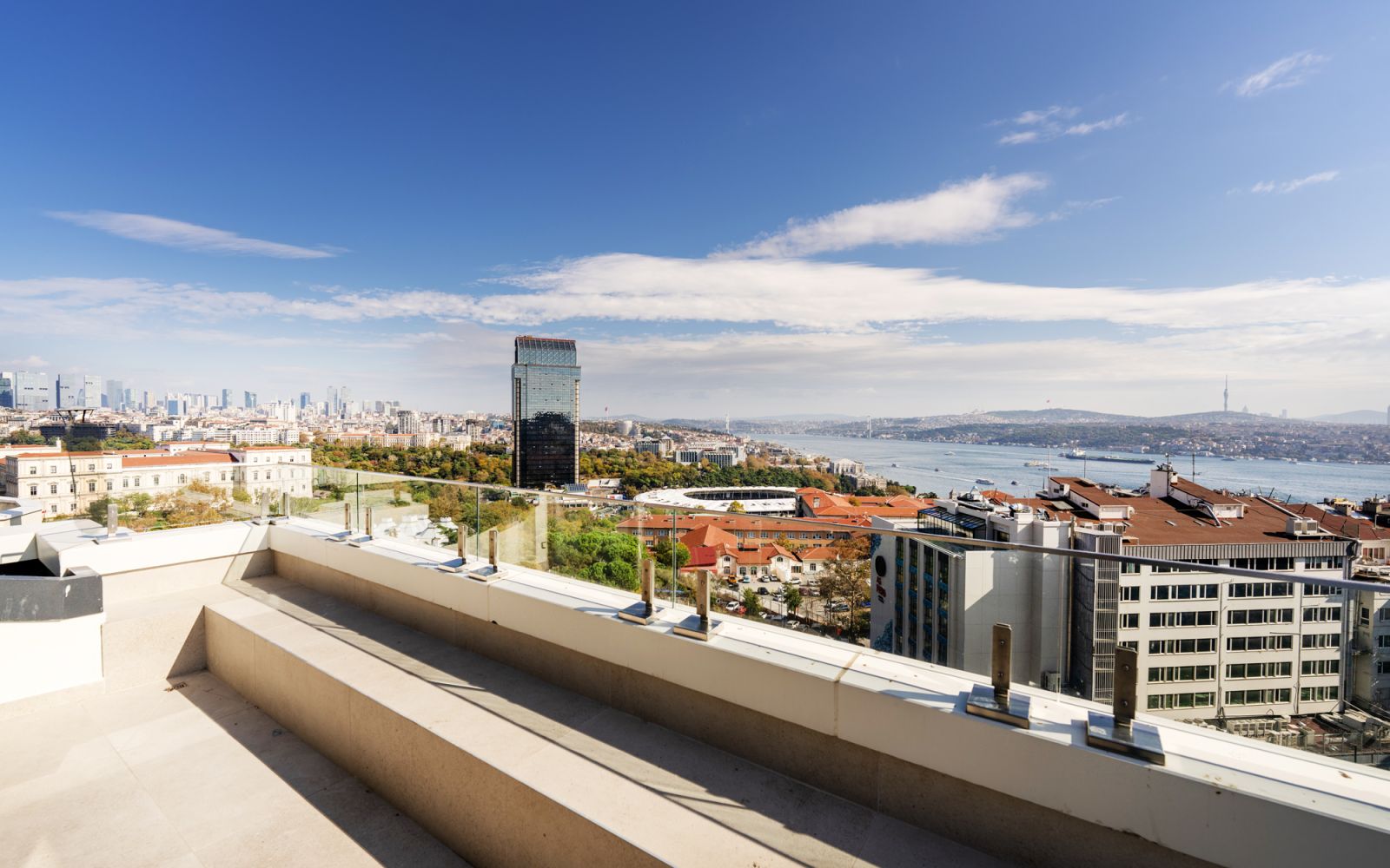 Taksim Mete Caddesi'nde, Boğaz ve Gezi Parkı Manzarali