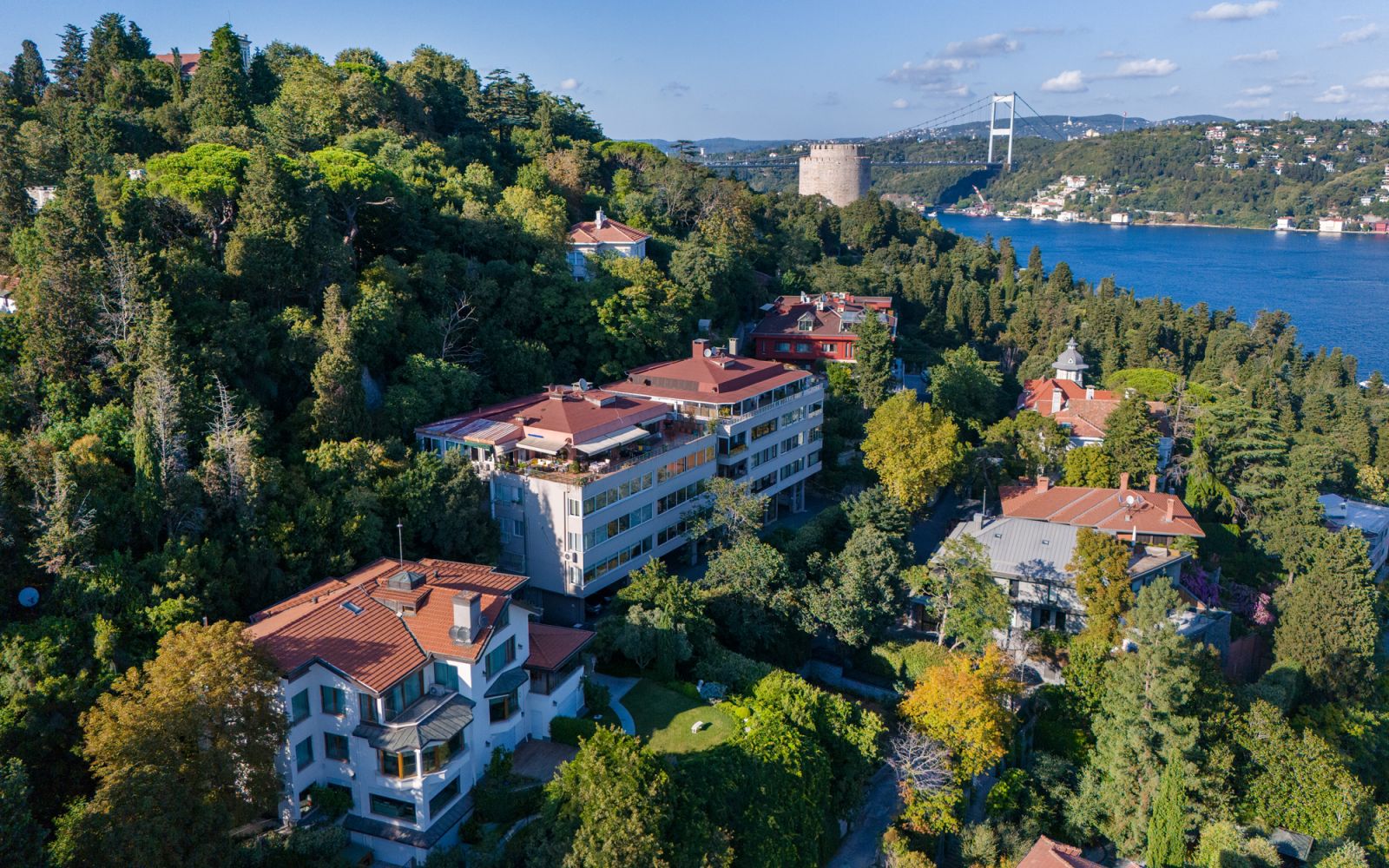Bebek Cevdet Paşa caddesi üzerinde