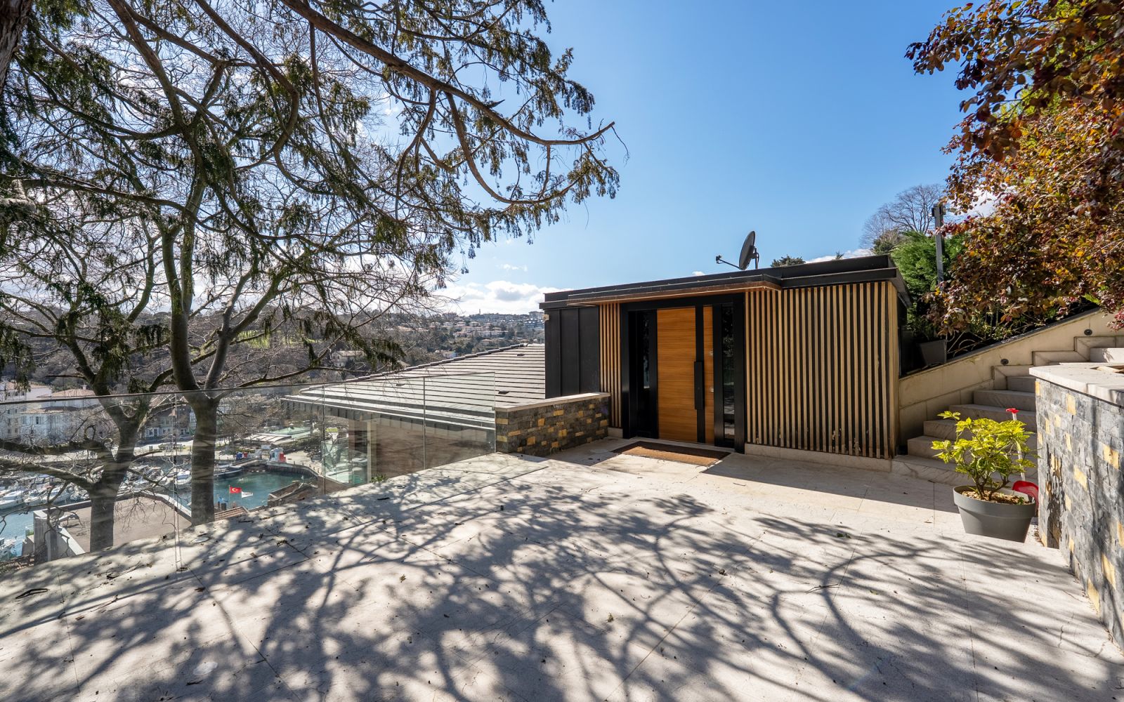 Tarabya Marina'ya Karşı, Yüksek Tavanlı ve Asansörlü Prestijli Villa