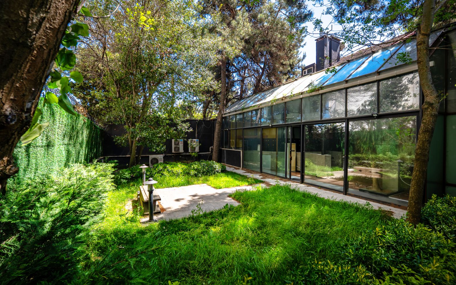 Leventte cadde cepheli 3 katlı villa